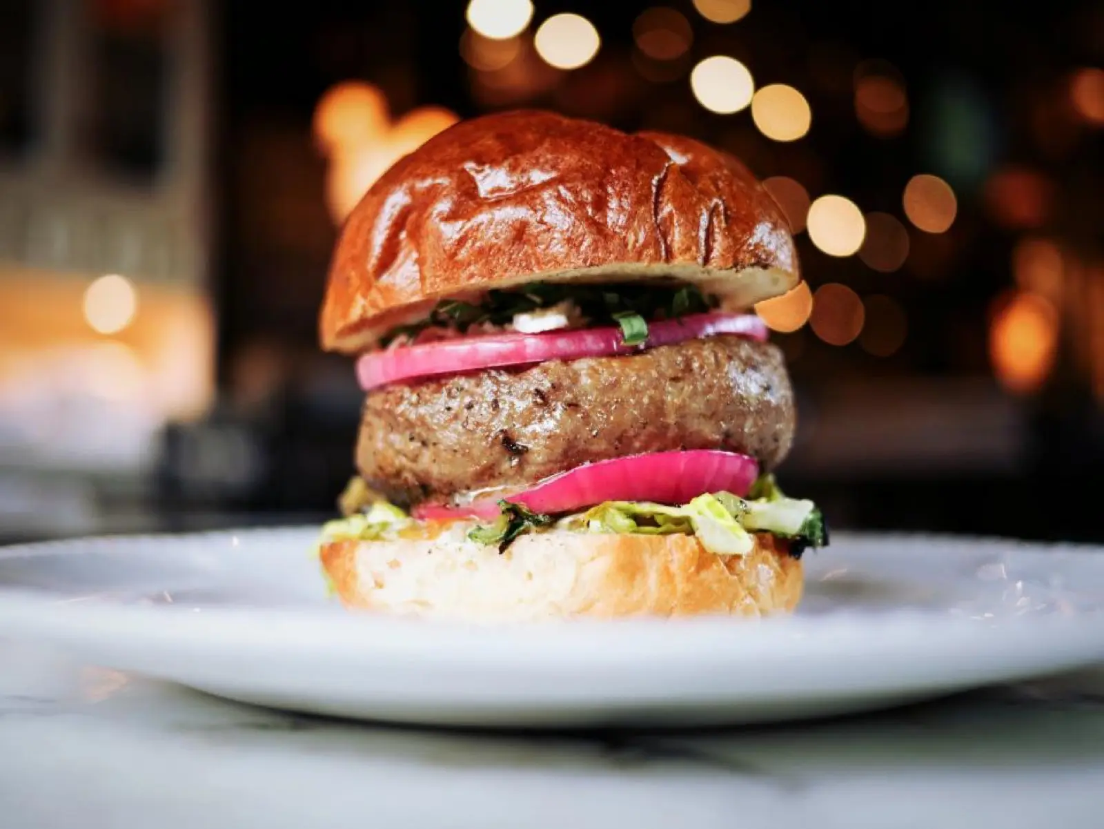 Smash burger double cheddar sous les lumières du soir
