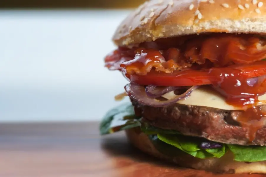 Smash burger dégoulinant de sauce
