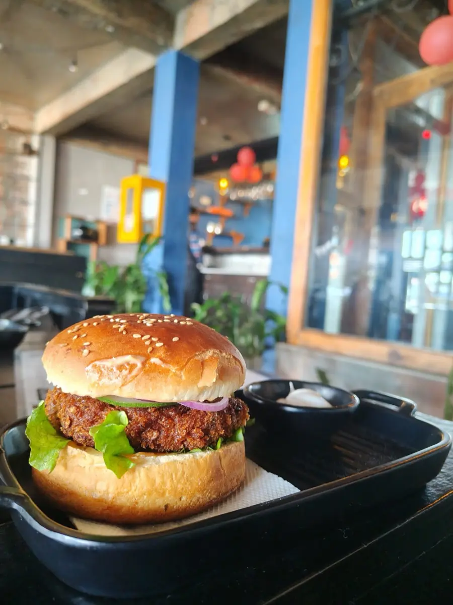 Smash burger servi au comptoir